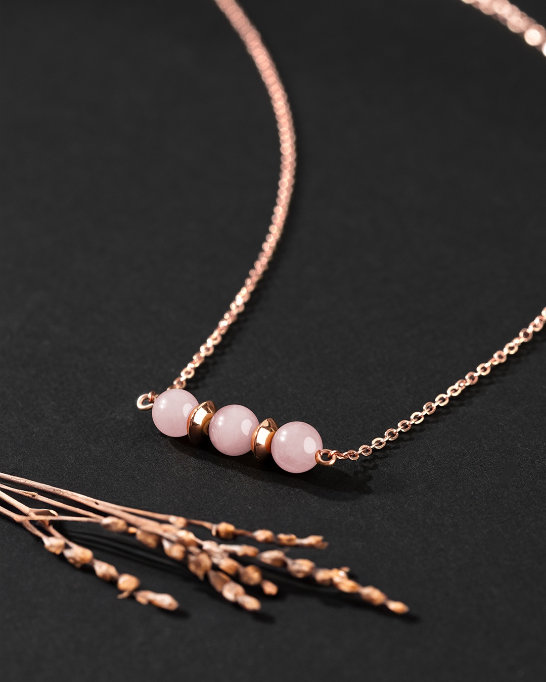 Packshot Anhänger Rosenquarz Comissina