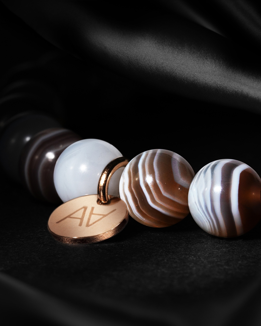 Packshot Armband Natursteine Avellinata